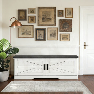 Banc de ferme à 2 niveaux avec siège rembourré, tablettes réglables et rangement pour porte de grange pour chaussures et articles essentiels.