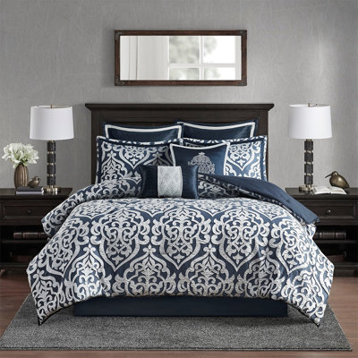 Ensemble de couette King 8 pièces bleu marine/argent. Garnissage inclus. Comprend 1 couette, 2 taies d'oreiller carrées, des coussins décoratifs et un cache-sommier. Conception texturée pour une chambre élégante. Pratique et luxueux toute l'année.