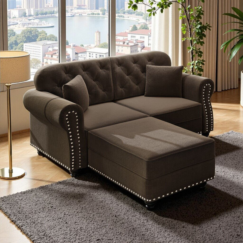 Canapé Chesterfield de 63 pouces de style Mid-Century avec repose-pieds, accoudoirs roulés et garniture cloutée, Brun