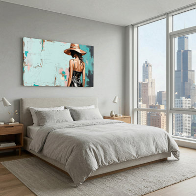 Femme en chapeau à larges bords et robe noire sur toile abstraite turquoise