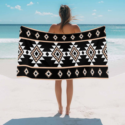 Serviette de plage noire à motifs aztèques, idéale pour le bain et la piscine. Motif tribal occidental. Absorbante, douce, grande, à séchage rapide et légère. Parfait pour le camping, les voyages, le sport (yoga, gym, natation). Taille adulte : 127 x 152 cm (50 x 60 pouces).