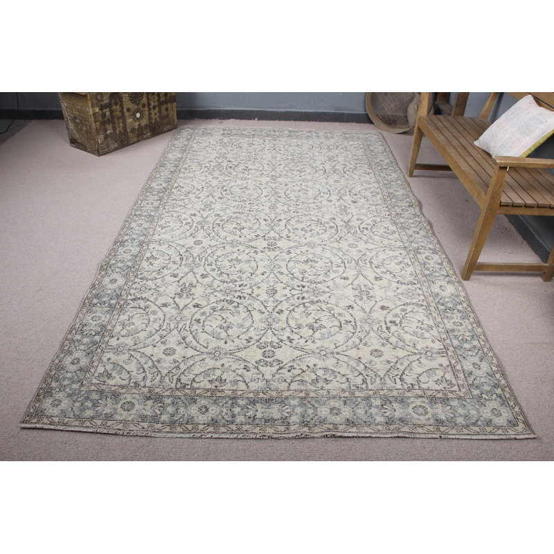 Découvrez un élégant tapis turc beige Oushak idéal pour votre salon ou votre grand espace de vie