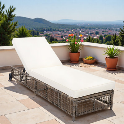 Chaise longue d'extérieur avec dossier à 5 positions, structure en rotin renforcé, repose-pieds réglables et roues mobiles