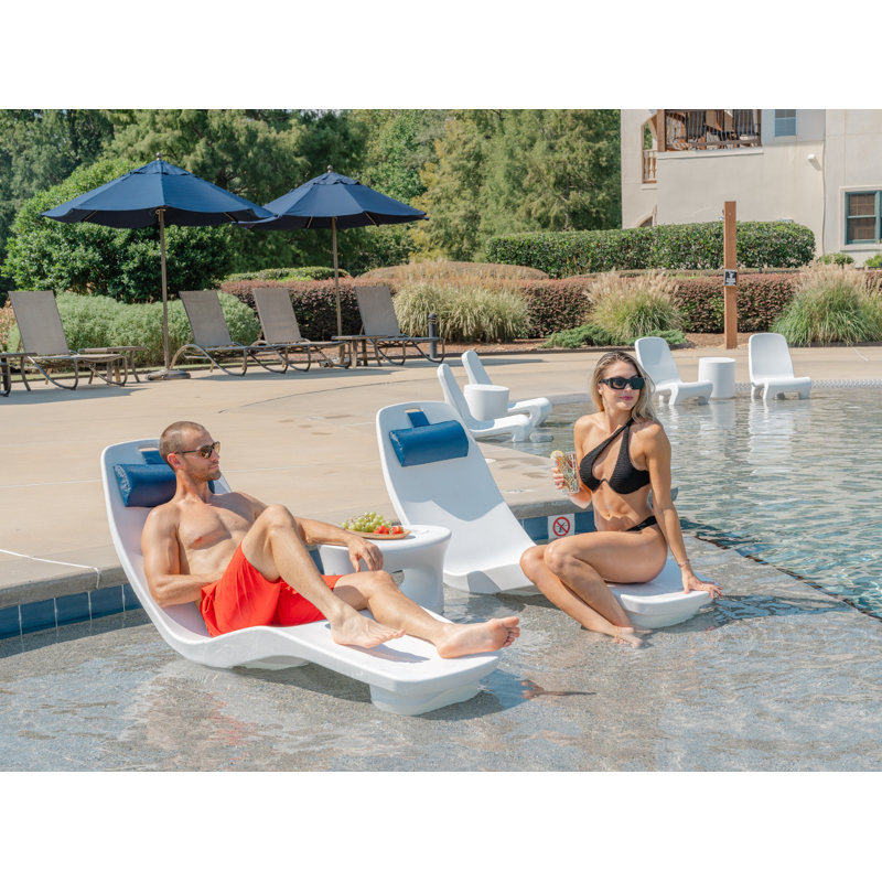 Ensemble de 2 chaises longues de piscine Tenjam Laylo, profondeur d'eau jusqu'à 56 cm (22 po), fabriquées aux États-Unis.