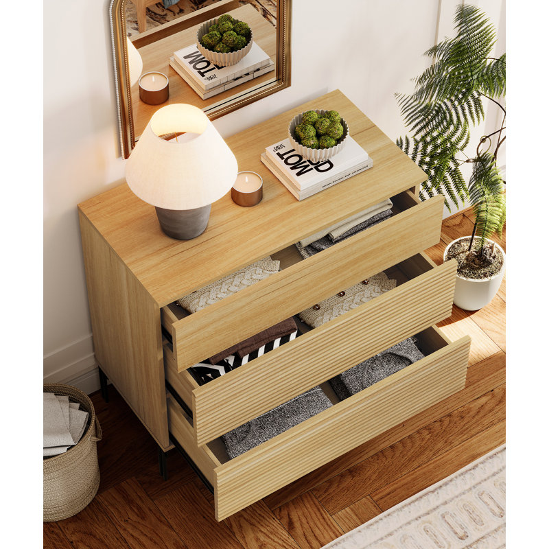 Ensemble de chambre à coucher 5 pièces, 3 commodes à trois tiroirs et 2 tables de chevet avec stations de recharge, ensemble de rangement en bois cannelé avec pieds en métal, suite de chambre moderne pour chambre à coucher
