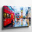 Toile «A Vibrant City Scene In London» avec deux bus rouges emblématiques de l'art mural rouge placés au premier plan, art mural reflétant sur toile-538761384