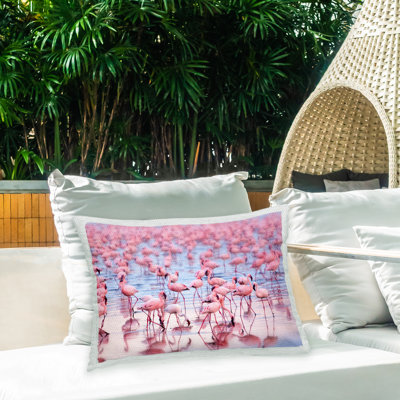 Coussin d'extérieur imprimé "Flamingo Flock on Beach" par RC Ecommerce