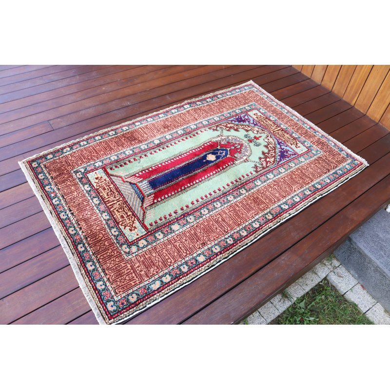 Tapis turc classique vert avec des motifs complexes élégants parfaits comme tapis de porte pour votre entrée