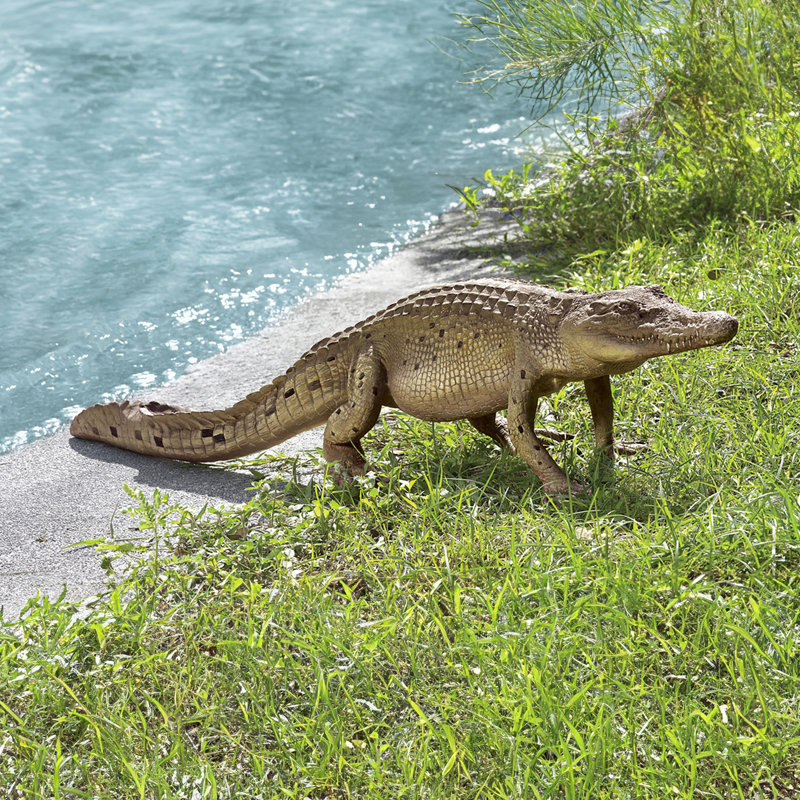Statue grand crocodile qui marche