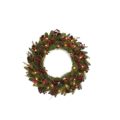 Couronne 30 po avec baies rouges et pommes de pin
