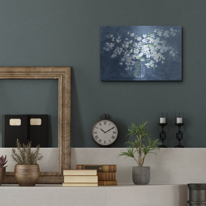 Art mural en métal Winston Porter «Fresh White Bouquet Dark Blue» par Danhui Nai, H 12 po x l 12 po