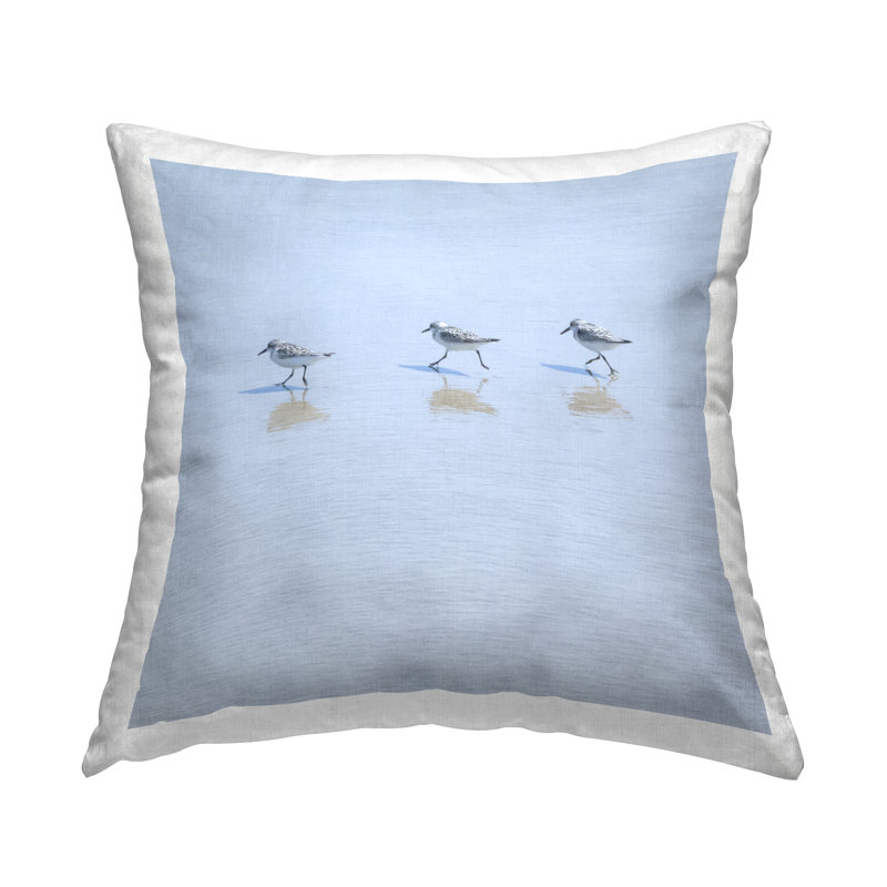 «Three Sandpipers On Shore», coussin décoratif imprimé par Michael Quackenbush