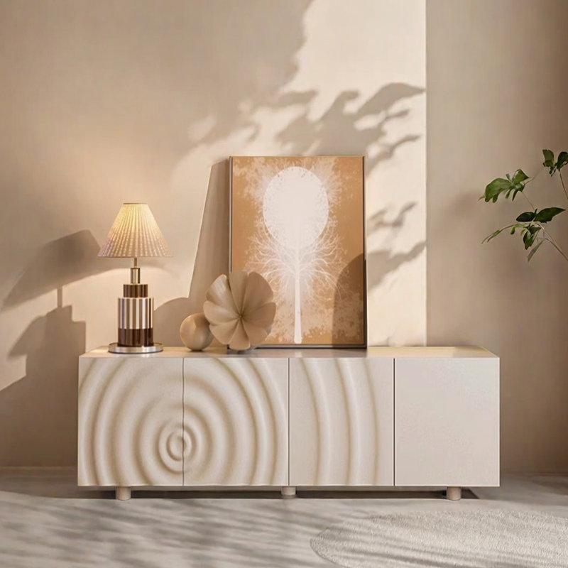 Un meuble télé de couleur crème de style niche, H 22,83 po x L 62,99 po x l 15,74 po