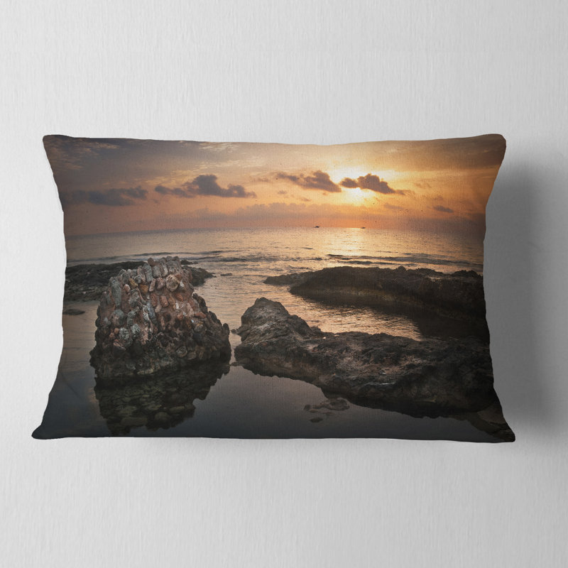 Coussin décoratif à imprimé plage sombre et ruines antiques - Sea & Shore, Rectangulaire, 12 po x 20 po