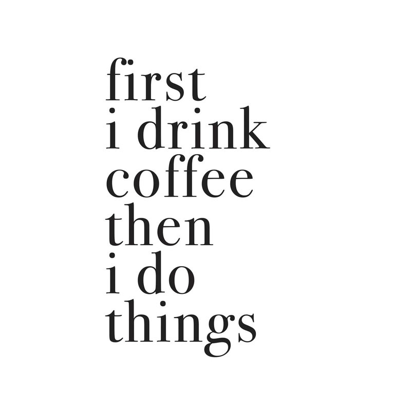 «First I Drink Coffee ensuite I Do Things» par Pixy, art textuel sur toile tendue, H 26 po x l 18 po x 1,5 po