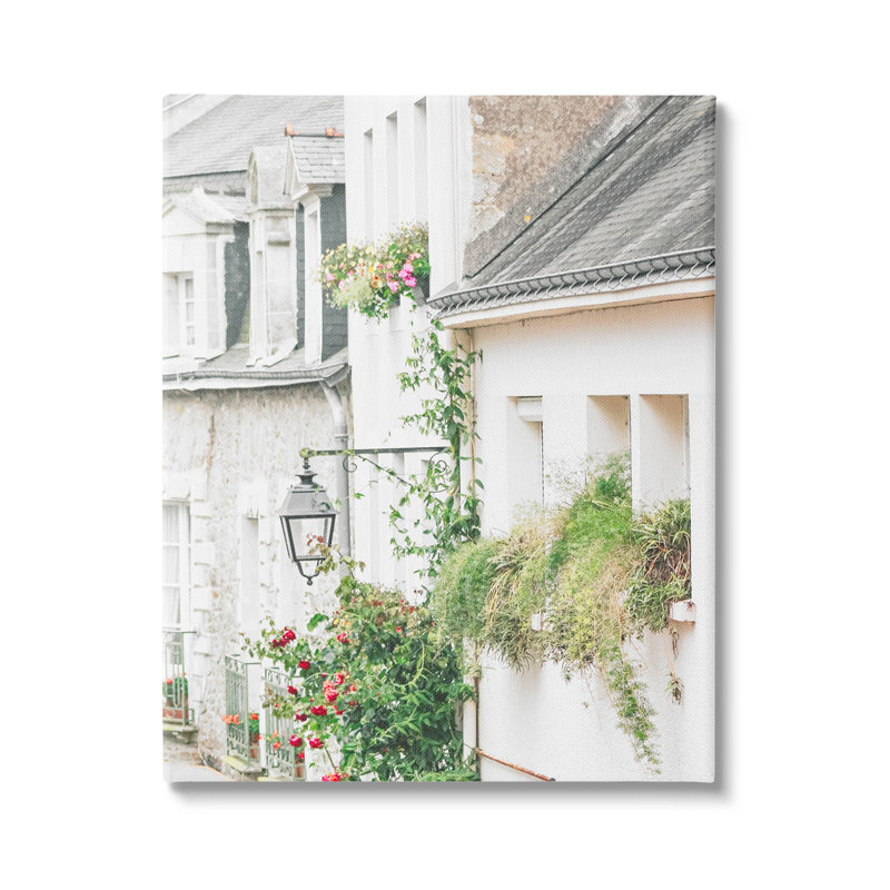 «Town Street Blooming Vines», estampe numérique par Leah Straatsma, H 48 po x l 36 po x P 1,5 po, Toile tendue