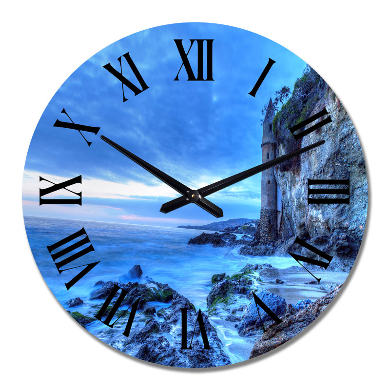 Horloge murale nautique et côtière, ciel sombre au-dessus de la tour des pirates après le coucher du soleil, Moyen
