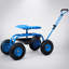 Scooter de jardin roulant durable avec siège pivotant, plateau à outils et grandes roues pour faciliter le déplacement et le rangement