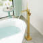Robinet de baignoire autoportant Cascade de robinet de baignoire à poignée simple avec pomme de douche à main Robinet de baignoire en laiton à débit élevé 6 gallons par minute-107232102
