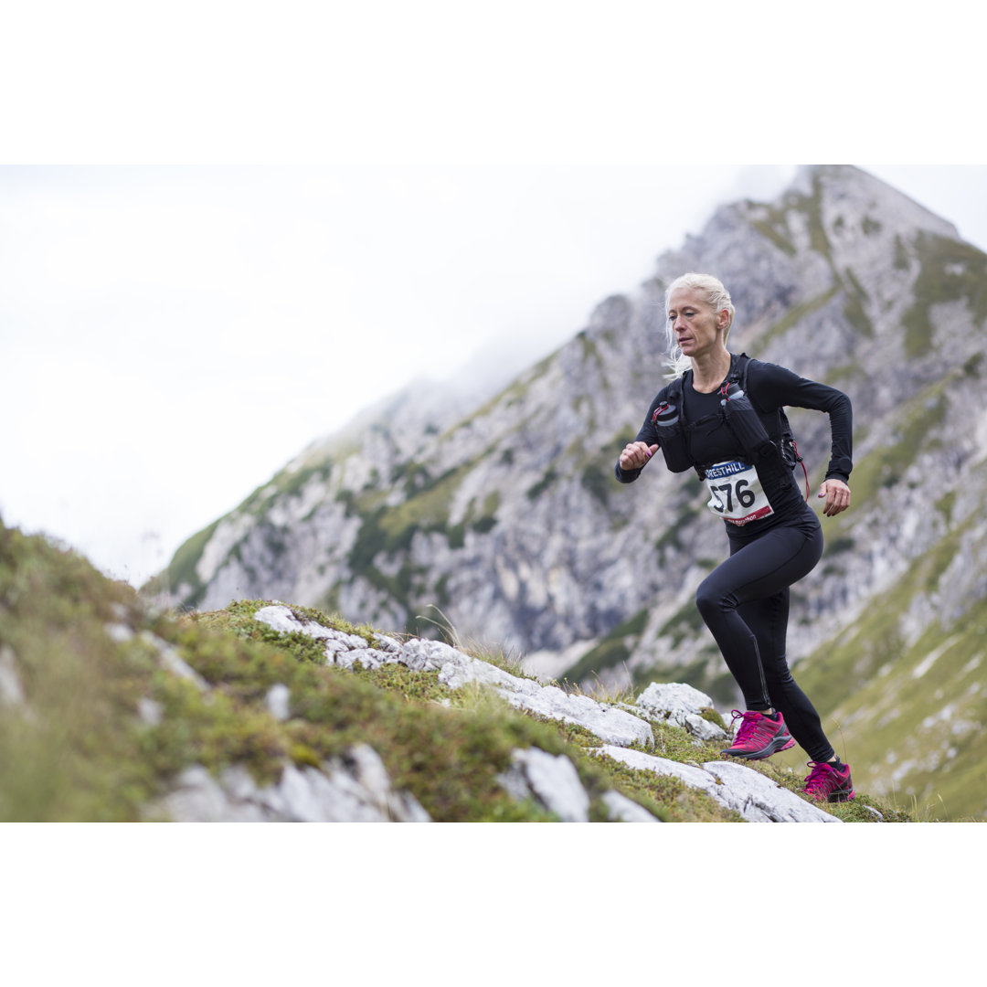 Woman Running von Simonkr - Kunstdrucke ohne Rahmen auf Leinwand