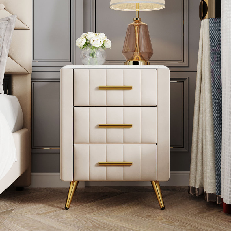 Table de chevet rembourrée en velours avec 3 tiroirs, pieds et poignées en métal, table de chevet à dessus marbré - beige