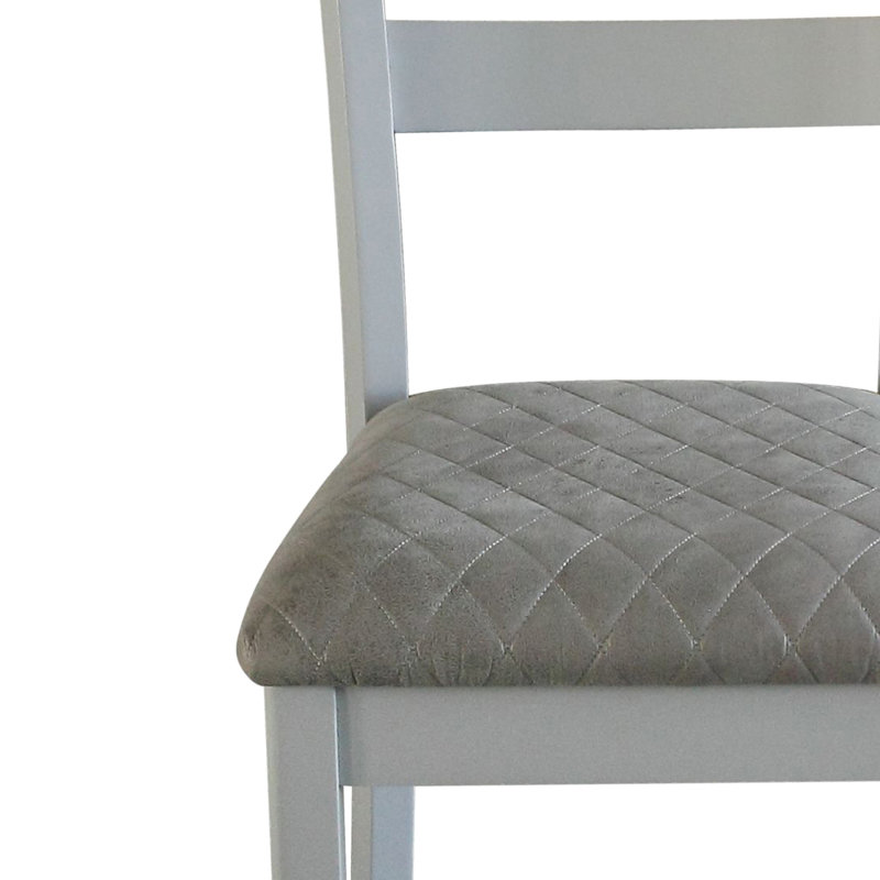 Chaise grise deux tons à deux tons - avec coussins rembourrés à motif de losanges