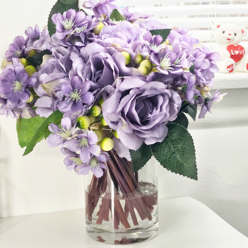 Agencement de rose et de fleurs mélangées en vase, Mauve
