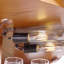 Armoire de coin en verre et chêne avec portes et tablettes trempées, rangement élégant