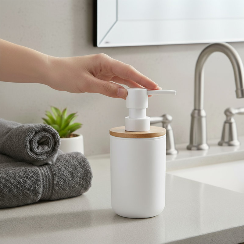 Padang Soap and Lotion Dispenser with Bamboo, Blanc/brun