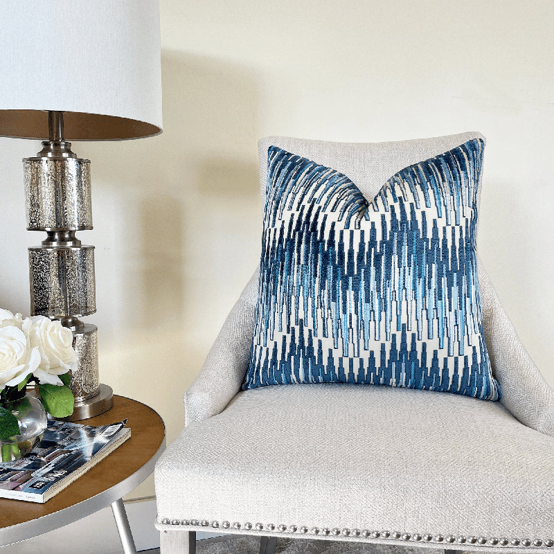 Housse de coussin en velours Zig Zag, Bleu / chevron blanc, H 20 po x l 20 po