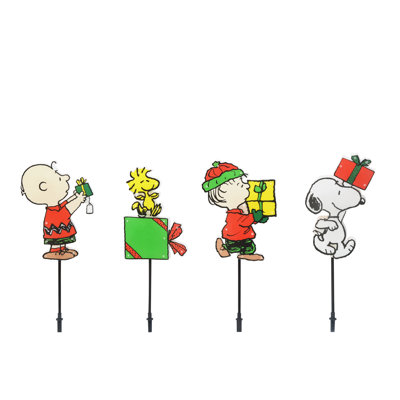 26in Peanuts 4PC Peanuts Gang with Presents Pathway Markers