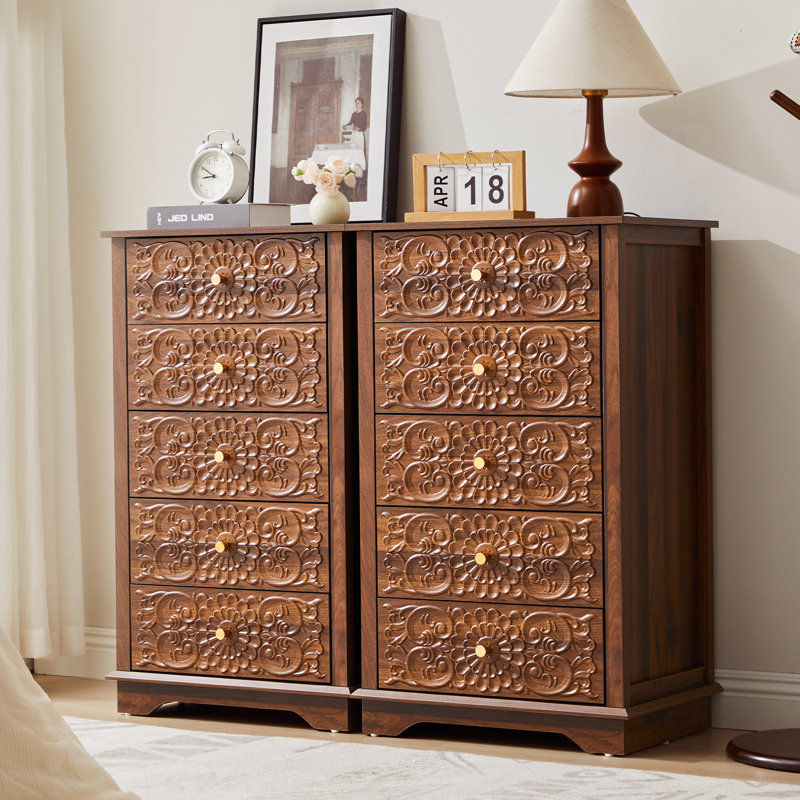 Commode embossée à 5 tiroirs l 20,07 po, Noyer