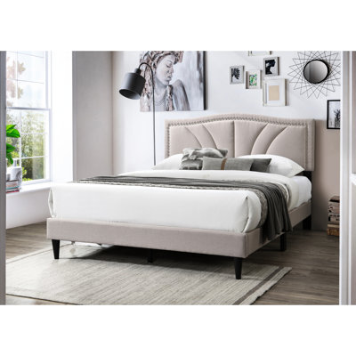 Lit double avec tête de lit en jute brune et garniture cloutée, plateforme contemporaine pour améliorer le confort de la chambre à coucher