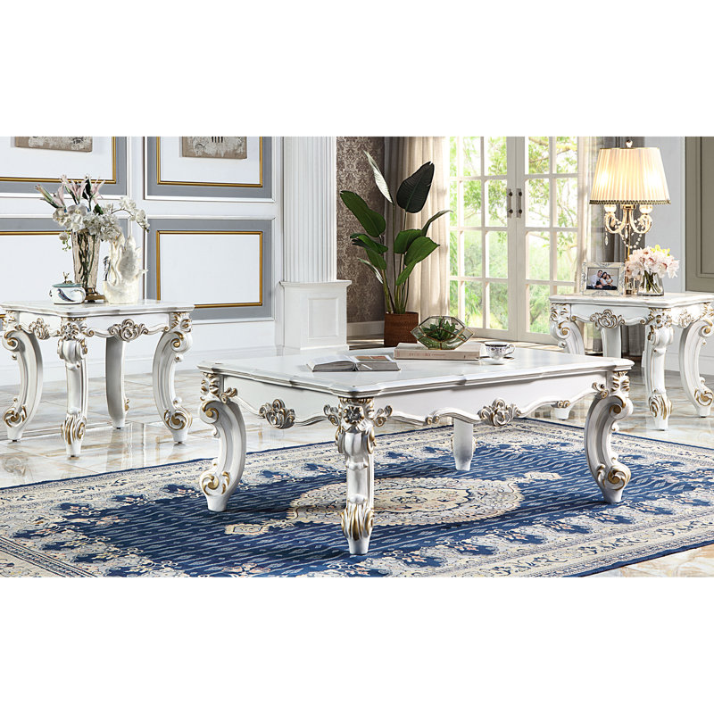 Table basse antique en nacre avec pieds sculptés - Sublime votre espace détente. Pieds finement travaillés, idéal pour la maison.