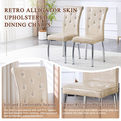 Un ensemble de deux chaises de salle à manger rembourrées en cuir de crocodile vintage gris et argenté, ornées d'un fermoir en cristal et revêtues de simili cuir, apportant une touche d'élégance et de mystère à votre salle à manger.