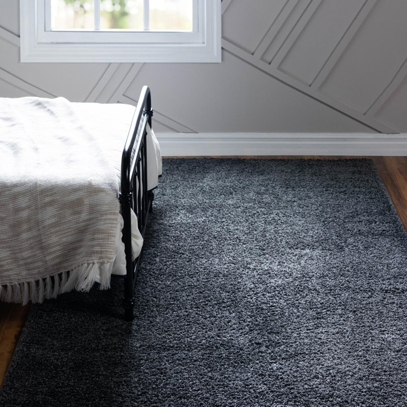 Tapis à poils longs en polypropylène tissé à la machine de couleur unie gris Fragos, Rectangle 7 pi x 10 pi