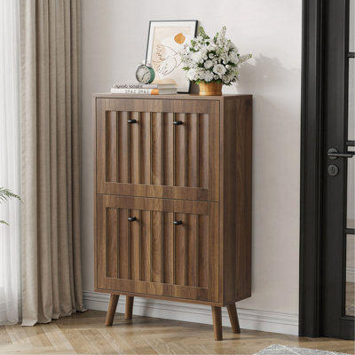Armoire à chaussures de style médiéval moderne, unité de rangement à chaussures verticale avec finition rainurée verticale, armoire à chaussures de couleur noyer de 23,6 pouces, idéale pour les couloirs, les couloirs et les entrées.