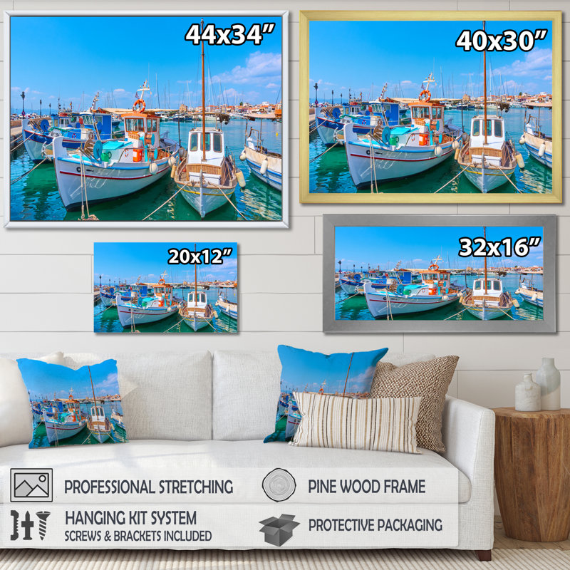 Bateaux de pêche au port en Grèce - impression d'art mural paysage côtier, H 30 po x l 40 po x P 1,5 po, Cadre simple argenté