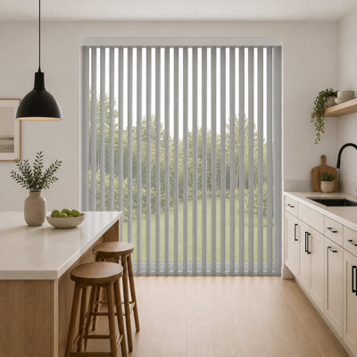Voilages verticaux filtrant la lumière