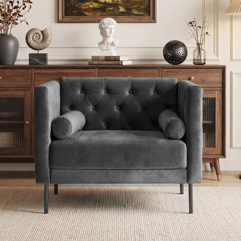 Fauteuil Chesterfield surdimensionné, 98 cm, style milieu du siècle, avec dossier capitonné et 2 coussins cylindriques, idéal pour le salon, la chambre ou un club. Finition en velours gris.