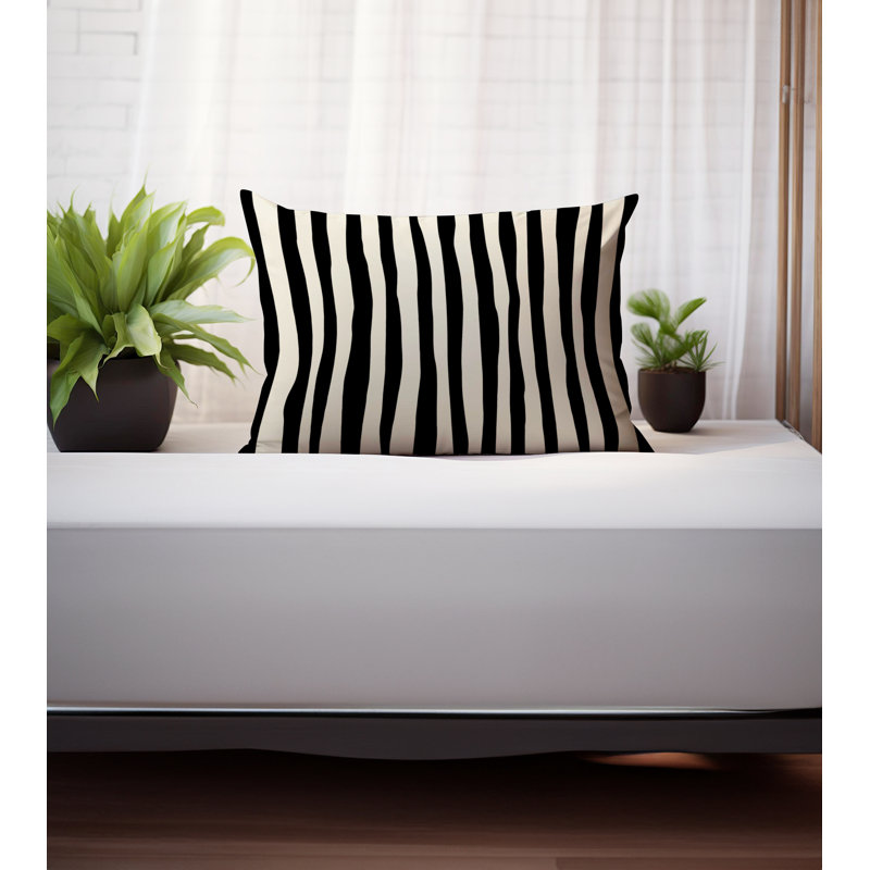 Coussin décoratif réversible Malone, H 25 po x l 18 po, Noir / Blanc cassé