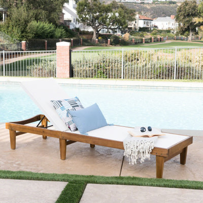 Chaise longue en maille blanche pour bronzer - terrasse en bois pour la détente dans la cour