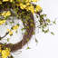 Couronne de fleurs pour la porte d'entrée 28 po Forsythia