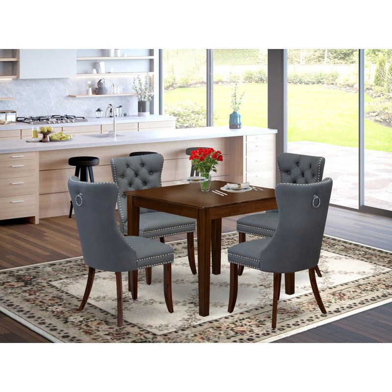 L'ensemble de mobilier de salle à manger 5 pièces comprend une table carrée en bois massif et 4 chaises Parson rembourrées en tissu de polyester, noyer antique