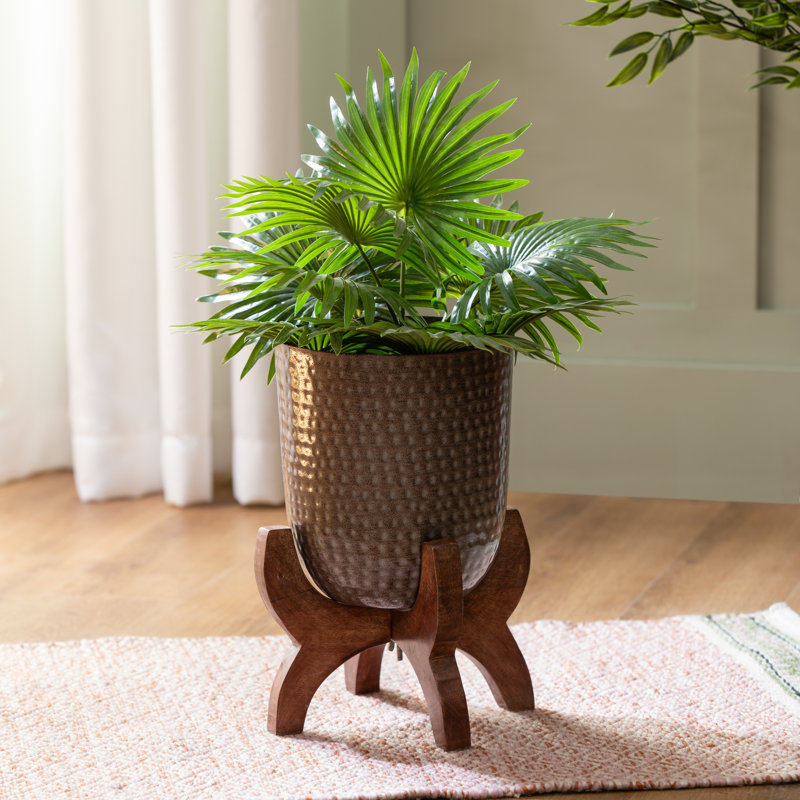 Pot à fleurs embossé en métal avec support en bois, H 9 po