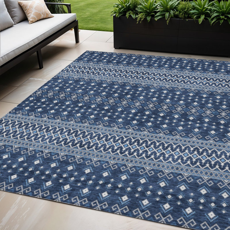 Tapis intérieur / extérieur tribal lavable bleu marine et bleu denim HomeRoots 5 pi x 8 pi