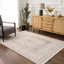 Tapis abstrait en polyester tissé à la machine en beige / brun-137384309