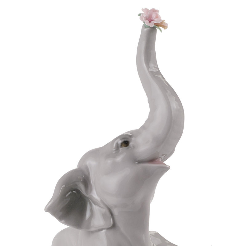Figurine bébé éléphant avec fleur