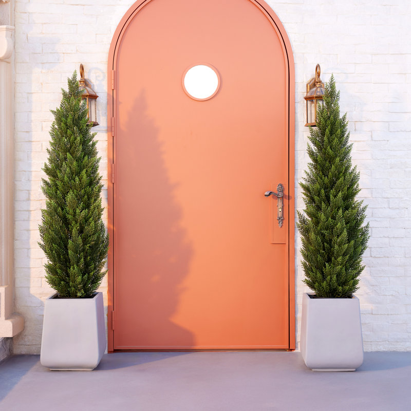 Topiaire de faux cyprès en pot, ensemble de 2, feuillage persistant pré-en pot résistant aux rayons UV avec tronc épais réaliste, pot en ciment noir pour la porte d'entrée, le porche et l'entrée (aspect cèdre)