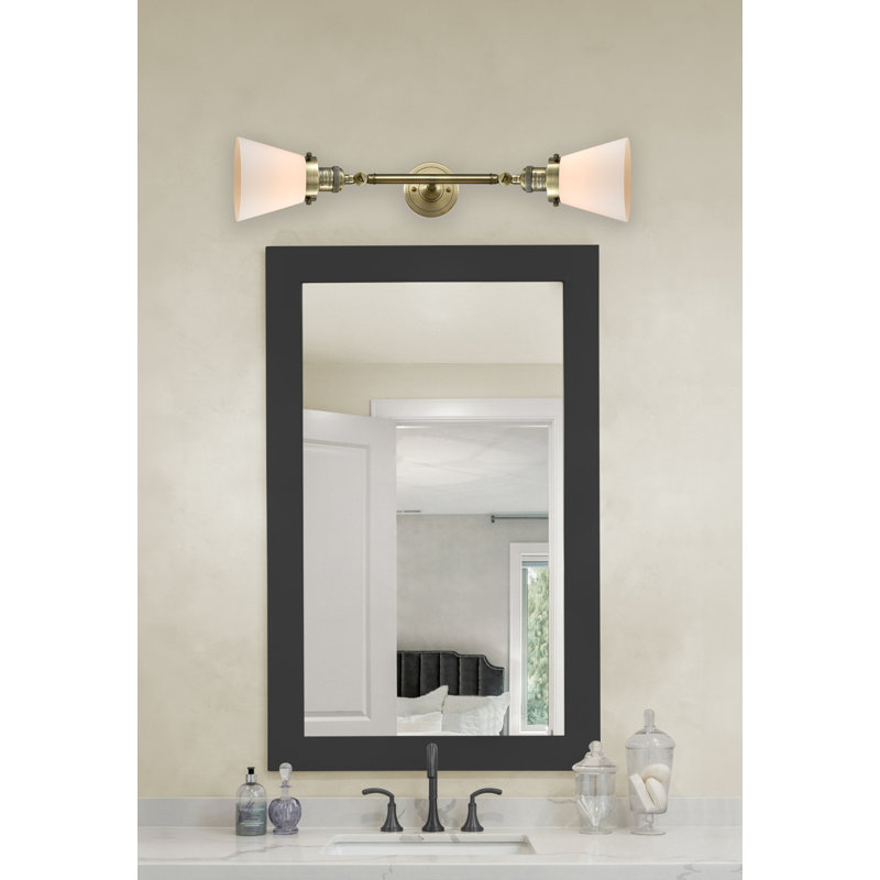 Éclairage de meuble-lavabo inclinable 2 lumières Cone, Laiton antique, Boîtier blanc mat, Ampoule à DEL rétro de 6 watts